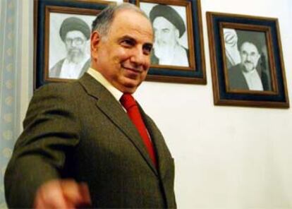 Ahmed Chalabi, en Teherán en 2003, ante los retratos de Alí Jamenei (izquierda), Jomeini y Mohamed Jatamí. 

/ AP