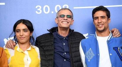 El director Abdellatif Kechiche (centro), junto con los actores Shain Boumedine (derecha) y Hafsia Herzi , en Venecia. 