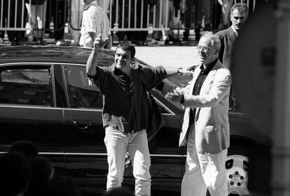 Diego Galán (derecha), recibe al actor Antonio Banderas a su llegada a la sede del festival de San Sebastián, en la jornada de apertura, el 17 de septiembre de 1998.