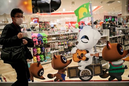 Un hombre con mascarilla pasa frente al escaparate de una tienda Nintendo de Tokyo el pasado mes de noviembre.