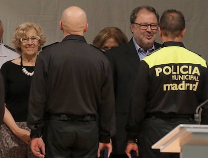 La alcaldesa Manuela Carmena y el concejal Javier Barbero, en el patrón de la Policía Municipal de 2016.
