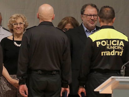 La alcaldesa Manuela Carmena y el concejal Javier Barbero, en el patr&oacute;n de la Polic&iacute;a Municipal de 2016.