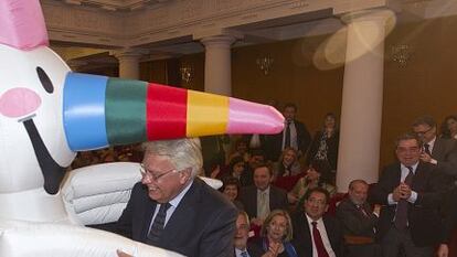 González saluda a Curro, la mascota de la Expo, el mes pasado en Sevilla.