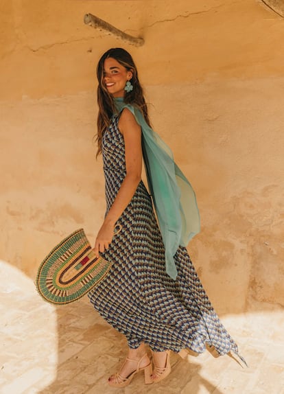 CHERUBINA: Fundadora: Ana Cherubina. Año de Creación: 2003 (evolucionó a ropa de fiesta en la década de 2010).
Estilo: Con un toque retro, es reconocible por sus siluetas femeninas, escotes originales, mangas abullonadas y el uso de tejidos de calidad. Diseño y Fabricación: Diseñan y fabrican principalmente en su taller de Sevilla. Rango de Precios: Medio-Alto. Vestidos suelen oscilar entre 250 euros y 600 euros, aunque pueden encontrarse piezas de colección con precios superiores.

o Famosas que lo han llevado: Tamara Falcó, Eugenia Osborne, Paula Ordovás, María Pombo, Isabel Preysler.