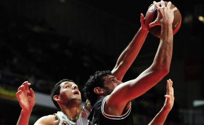 Mirotic trata de detener una entrada a canasta de Mumbrú.