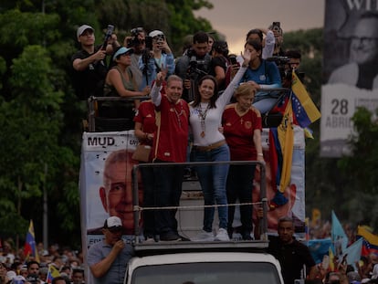 Edmundo González Urrutia, candidato de la oposición venezolana, con la líder del partido María Corina Machado, en la  caravana el 4 de julio de 2024, en Caracas.