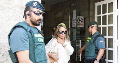 La viuda de Camilo José Cela, la periodista Marina Castaño, a su salida del juzgado de Padrón (A Coruña) en julio de 2016.