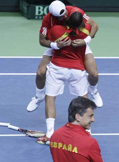 Verdasco y López se abrazan con Sánchez Vicario en primer plano.