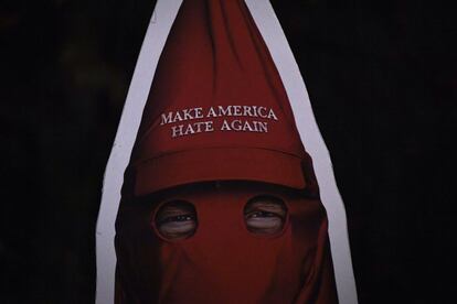 Una pancarta con la imagen de Donald Trump llevando una gorra donde se lee "Make America Hate Again", una crítica al presidente estadounidense durante una manifestación contra la cumbre de la OTAN y la visita del republicano a Londres.