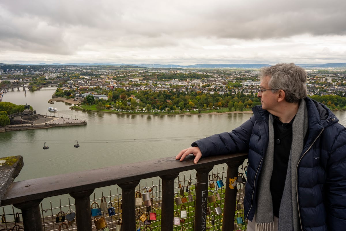 Santiago Posteguillo emula a Julio César cruzando el Rin hacia Germania y lo hace por todo lo alto: en teleférico