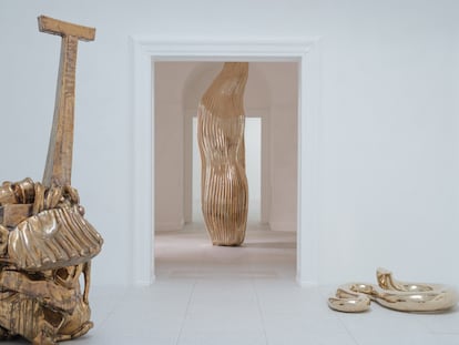 Tres obras de Alma Allen, en el interior del pabellón estadounidense en la Bienal de Venecia.