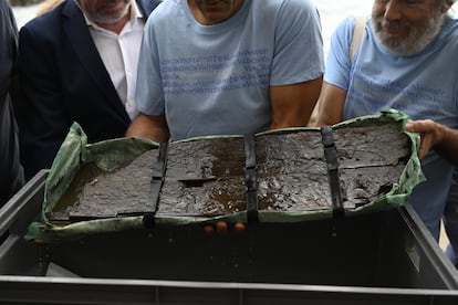 Los técnicos presentan un fragmento del barco fenicio Mazarrón II, hundido hace unos 2.600 años en la costa de Mazarrón (Murcia).