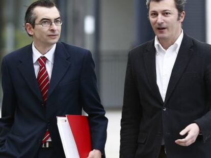 Santiago Cervera (right) on his way to court in April with his lawyer Sergio G&oacute;mez.