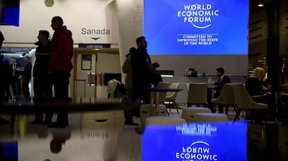 Varias personas permanecen en el interior del Centro de Congresos del Foro Económico Mundial de Davos, Suiza.