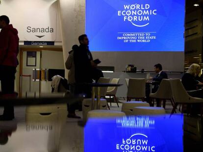 Varias personas permanecen en el interior del Centro de Congresos del Foro Económico Mundial de Davos, Suiza.