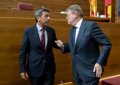 El presidente de la Generalitat y del PPCV, Carlos Mazón y el expresidente, el socialista Ximo Puig se saludan en las Cortes.