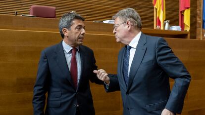 El presidente de la Generalitat y del PPCV, Carlos Mazón y el expresidente, el socialista Ximo Puig se saludan en las Cortes.