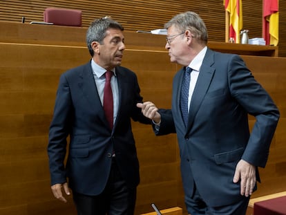 El presidente de la Generalitat y del PPCV, Carlos Mazón y el expresidente, el socialista Ximo Puig se saludan en las Cortes.