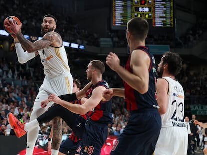 El pívot francés del Real Madrid Vincent Poirier controla la posesión ante los jugadores del Baskonia.