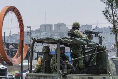 Elementos del ejército custodian el exterior del Hospital General de Atizapán.