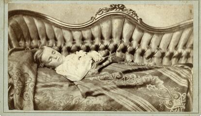 Los fotógrafos de difuntos intentaban que, entre las ropas y los elementos que ambientaban la escena, el fallecido pareciera que estaba durmiendo, como ocurre en este caso con esta niña en una imagen datada en Lexington (Kentuckky, Estados Unidos).