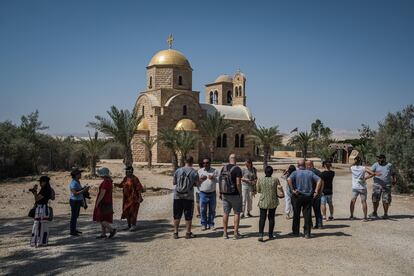 Un grupo de visitantes observa el monasterio ortodoxo de San Juan Bautista, que se incluye en el circuito turístico de Al-Maghtas. Después de la pandemia, la afluencia de turistas ha vuelto a esta ubicación, una de las más importantes del país. En lo que va de año, más de 10.000 peregrinos han visitado este emplazamiento (solo en la parte jordana), un 400% más que los visitantes que recibió el año pasado. También hay un aumento de la llegada de fieles que acuden para recibir el bautismo en el otro lado de la frontera, en un emplazamiento conocido como Qasr el Yahud, en Cisjordania, gestionado por el ministerio de Turismo de Israel.