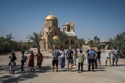 Un grupo de visitantes observa el monasterio ortodoxo de San Juan Bautista, que se incluye en el circuito turístico de Al-Maghtas. Después de la pandemia, la afluencia de turistas ha vuelto a esta ubicación, una de las más importantes del país. En lo que va de año, más de 10.000 peregrinos han visitado este emplazamiento (solo en la parte jordana), un 400% más que los visitantes que recibió el año pasado. También hay un aumento de la llegada de fieles que acuden para recibir el bautismo en el otro lado de la frontera, en un emplazamiento conocido como Qasr el Yahud, en Cisjordania, gestionado por el ministerio de Turismo de Israel.