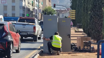 Instalación de sensores para el control de la contaminación por tráfico en una de las entradas a Granada.