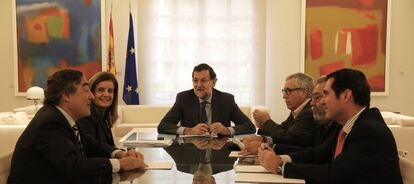 Reunión en Moncloa entre patronal, sindicatos y Gobierno, el pasado diciembre.