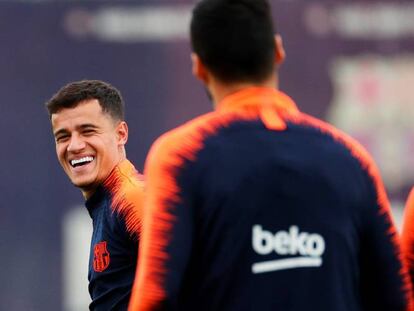 Coutinho se ríe con Messi y Suárez en el último entrenamiento.