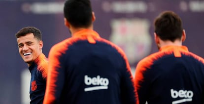 Coutinho se ríe con Messi y Suárez en el último entrenamiento.
