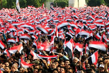 Los partidarios del clérigo chiíta iraquí Muqtada al-Sadr se reúnen durante una protesta contra la corrupción en la plaza Tahrir en Bagdad, Irak.