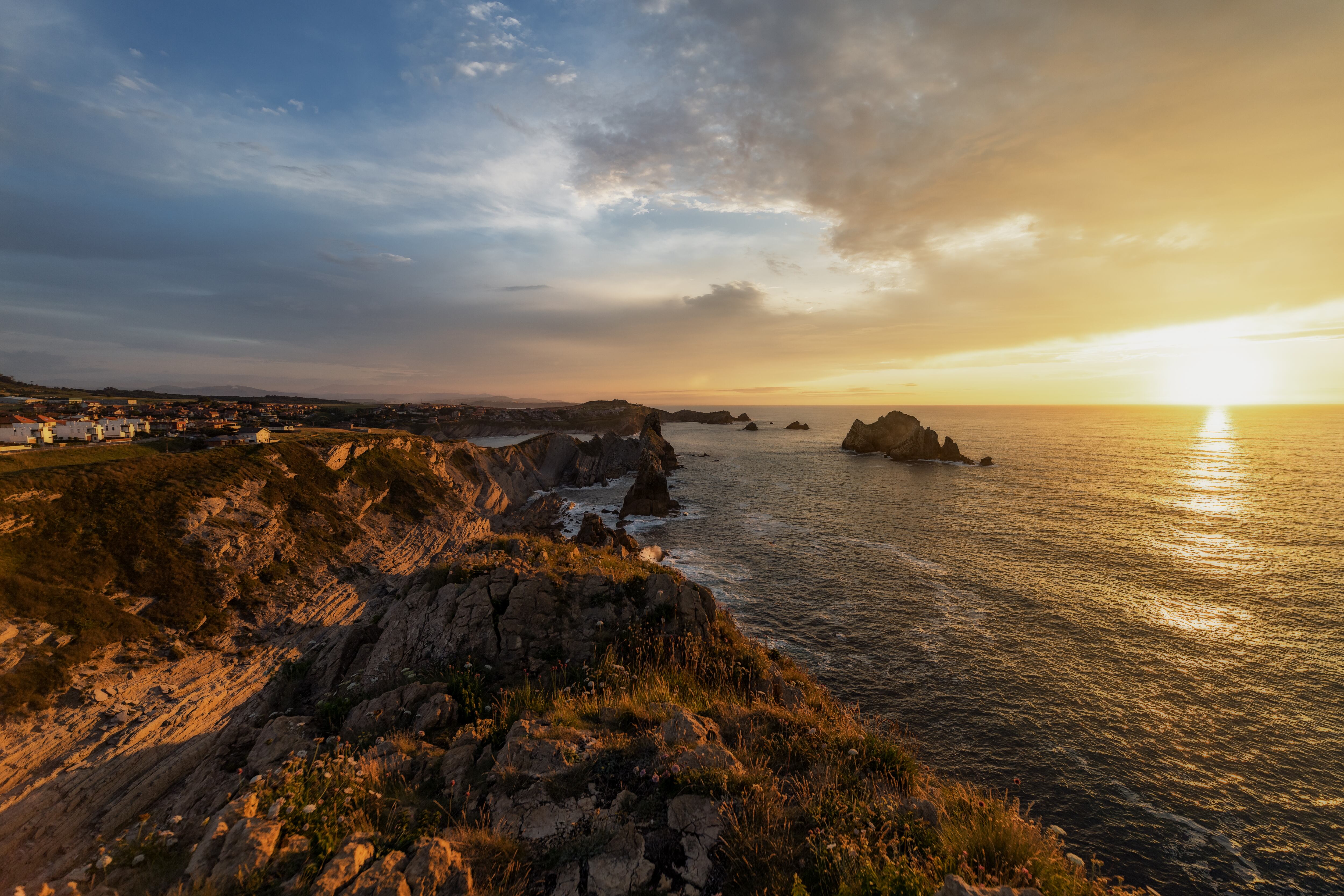 Vista del tramo litoral de Costa Quebrada desde Liencres. Hacia el interior hay también muchas joyas por descubrir.