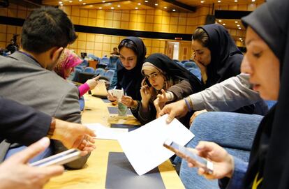 Varias periodistas esperan los resultados en el Ministerio el Interior.