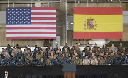 Varios militares estadounidense de la base militar de Rota, esperan la llegada de Obama.