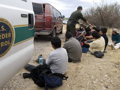 Inmigrantes mexicanos sin papeles, detenidos en la frontera para su deportaci&oacute;n. 