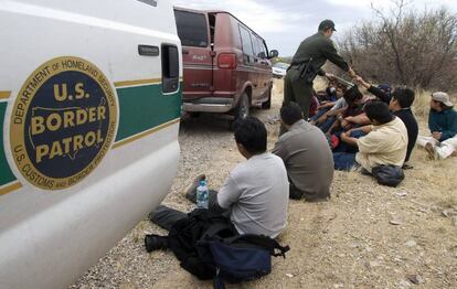 Inmigrantes mexicanos sin papeles, detenidos en la frontera para su deportaci&oacute;n. 