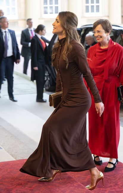 El último gran acontecimiento en el que la reina Rania ha vuelto a dar muestras de su infalible sentido de la moda fue durante la coronación de Carlos de Inglaterra y Camilla Parker. En el cóctel de bienvenida que se realizó al día anterior a la bienvenida, brilló con un discreto pero difícilmente imitable vestido de Schiaparelli.