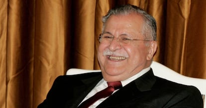 El expresidente iraquí Jalal Talabani durante una reunión con el embajador estadounidense, en 2007 en Bagdad.