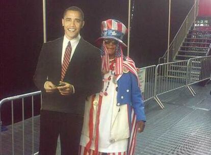 Un imitador del Tío Sam posa con una silueta de cartón de Obama.