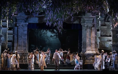 Una escena de 'Luisa Fernanda' en el Teatro de la Zarzuela, con dirección de escena de Davide Livermore.