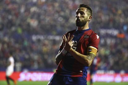 Morales celebra el segundo gol del Levante.