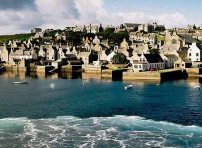 Stromness, al sureste de la isla de Mainland, es el segundo pueblo más grande de las islas Orcadas (Orkney en inglés). Un <i>ferry </i>enlaza Scrabster con esta localidad.