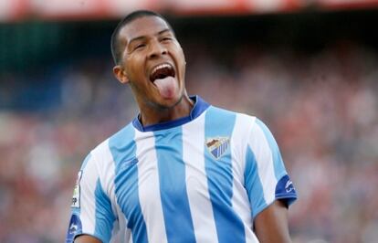 Salomón Rodón celebra el primer gol del Málaga en el Calderón.
