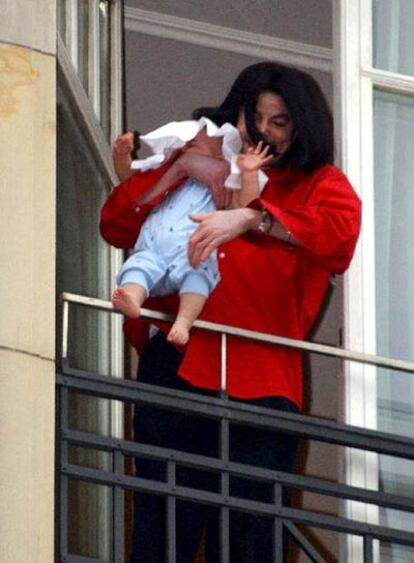 Michael Jackson, en 2002, mientras sostiene a su bebé por encima del balcón de su habitación en el hotel Adlon de Berlín