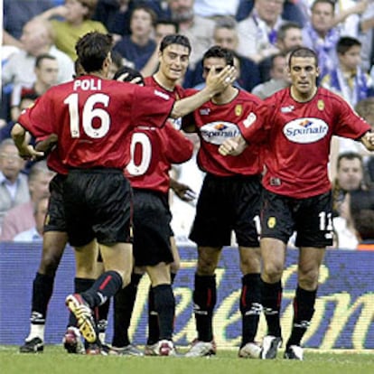 Los jugadores del Mallorca celebran su primer gol contra el Madrid.