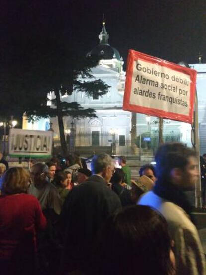 La protesta ante la catedral.