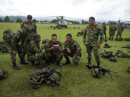 Un grupo de soldados del operativo desplegado para capturar a Alfonso Cano, ayer en la base de Popayán.