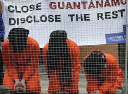 Militantes de Amnistía Internacional protestan contra Guantánamo en Berlín.