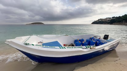 Embarcación en la que han llegado un grupo de 14 inmigrantes, este martes en Calvià (Mallorca).